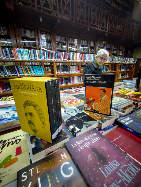 Imagen ilustrativa de gente revisando novedades en sala de lectura